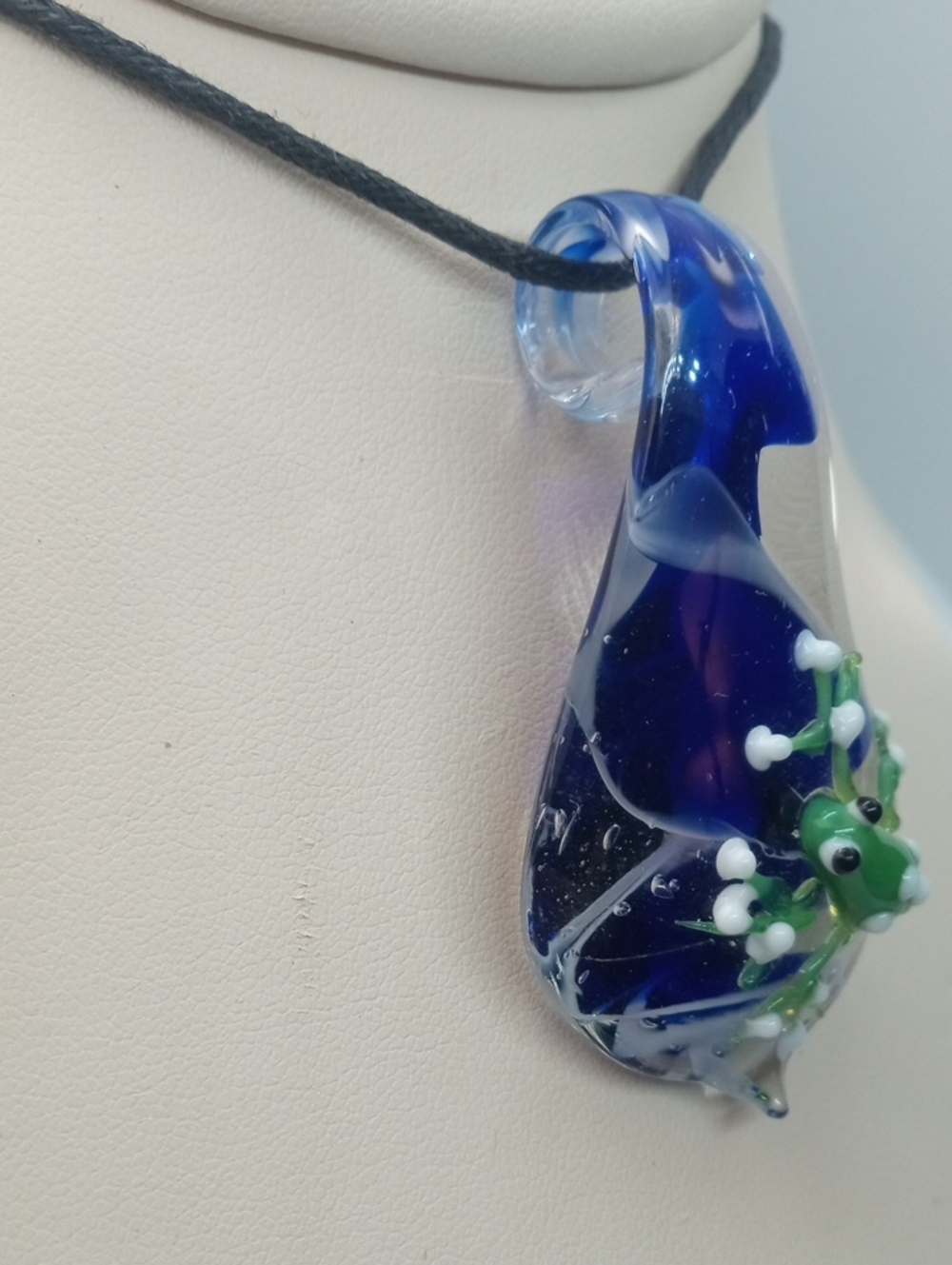 ARTISAN GLASS FROG ON A RAINDROP - Picture 3 of 10